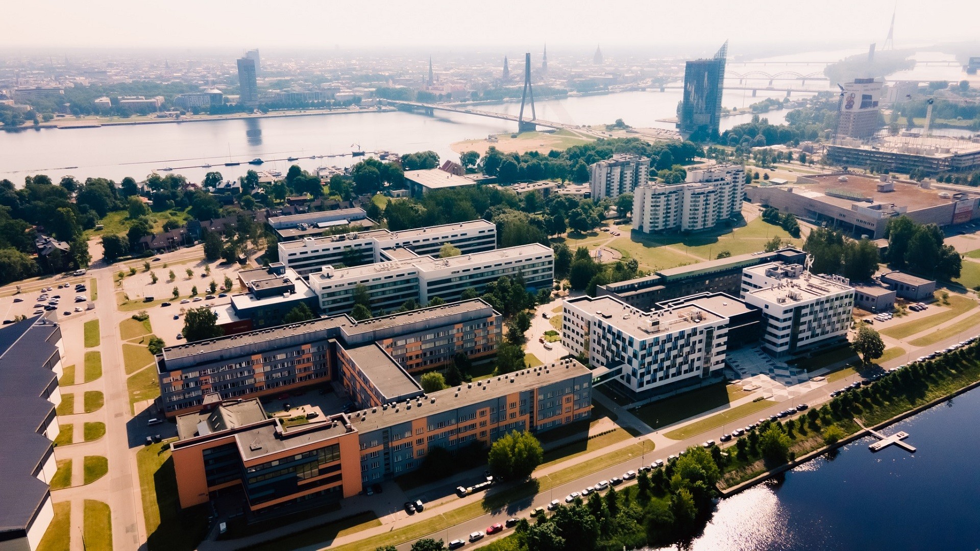 Riga — Letonya’nın başkenti; AB diploması veren düşük maliyetli üniversiteler