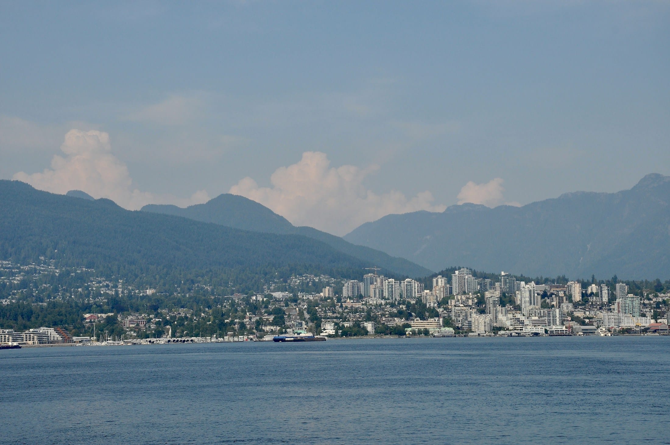 Vancouver harbour ve Coast Mountains · British Columbia