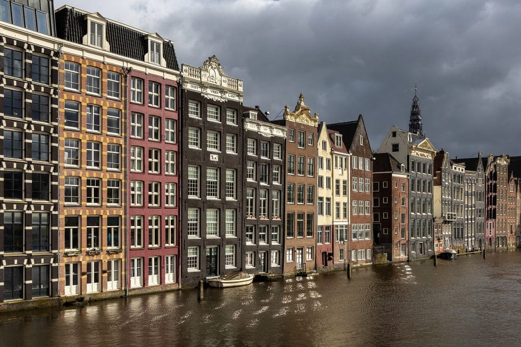 Amsterdam Damrak kanal evleri gün batımında, Hollanda