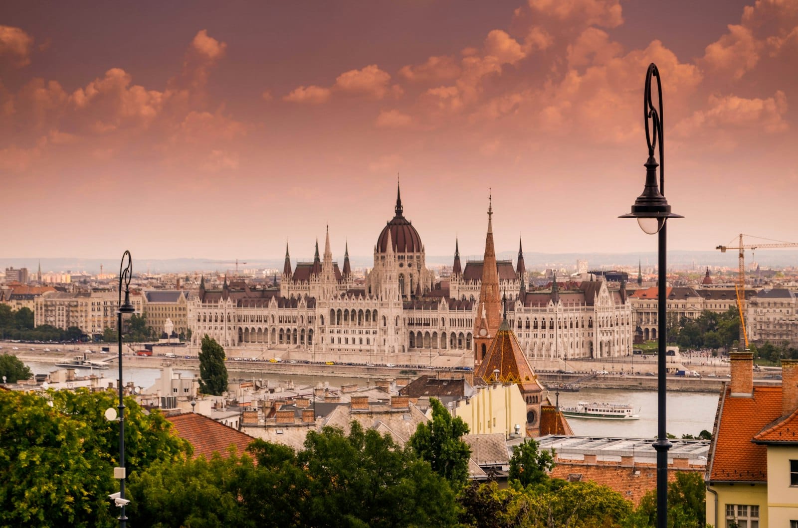 Budapeşte Parlamento binası ve Tuna nehri
