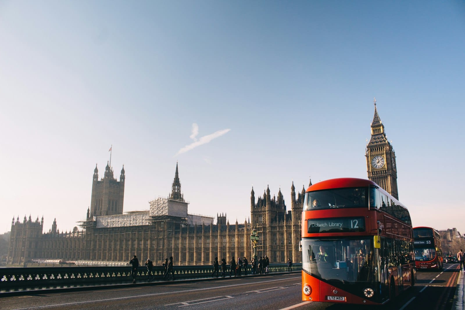 Londra Westminster ve Big Ben önünden geçen kırmızı otobüs