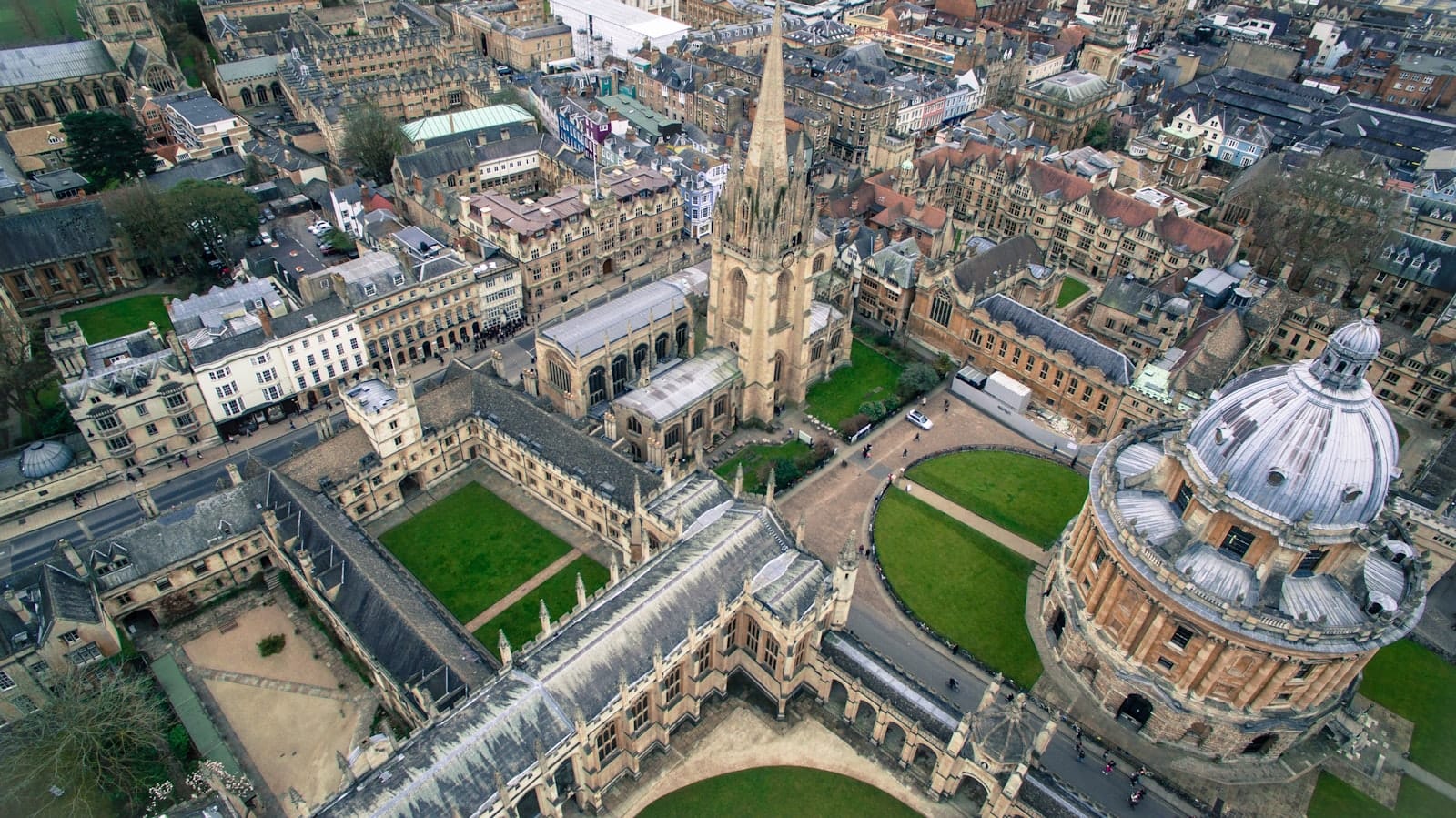 Oxford Üniversitesi Radcliffe Camera ve kolej binaları