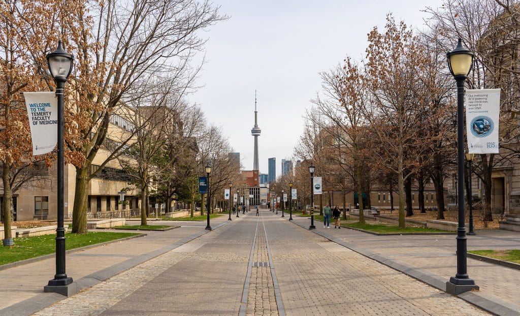University of Toronto kampüsünden CN Tower manzarası, Kanada