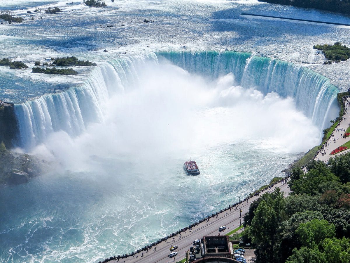 Horseshoe Falls havadan görünüm, Niagara Şelalesi ve tur teknesi