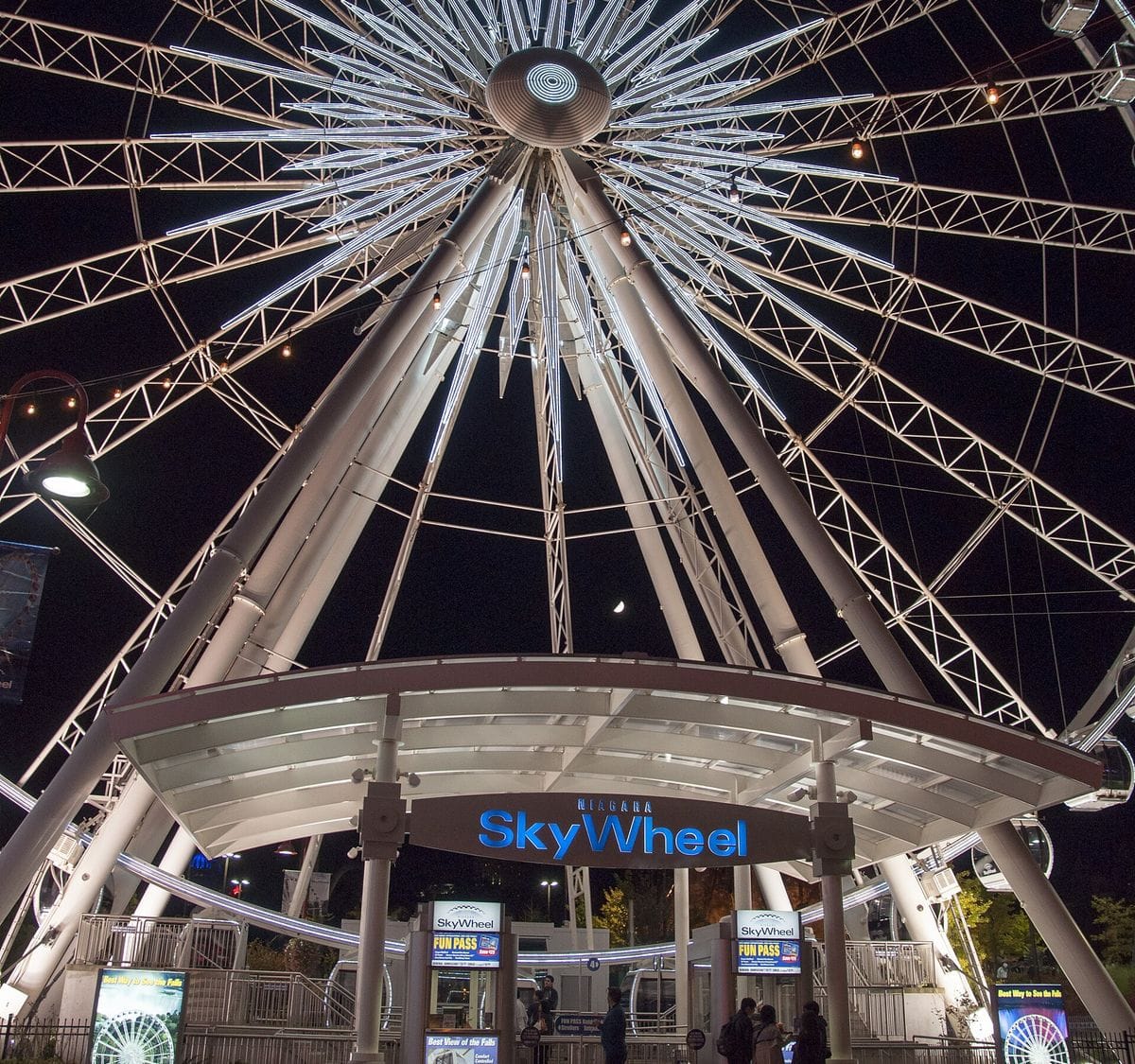 Niagara SkyWheel dönme dolabı gece görünümü, Clifton Hill
