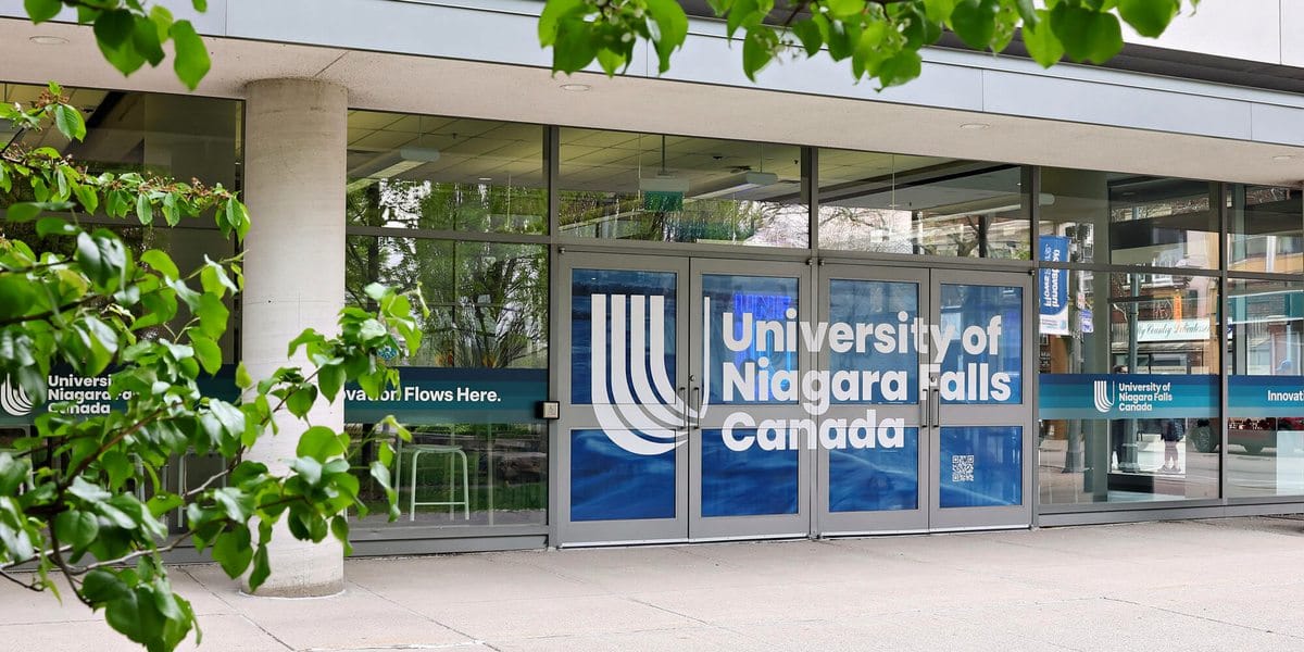 University of Niagara Falls Canada modern kampüs girişi, Niagara Falls şehir merkezi