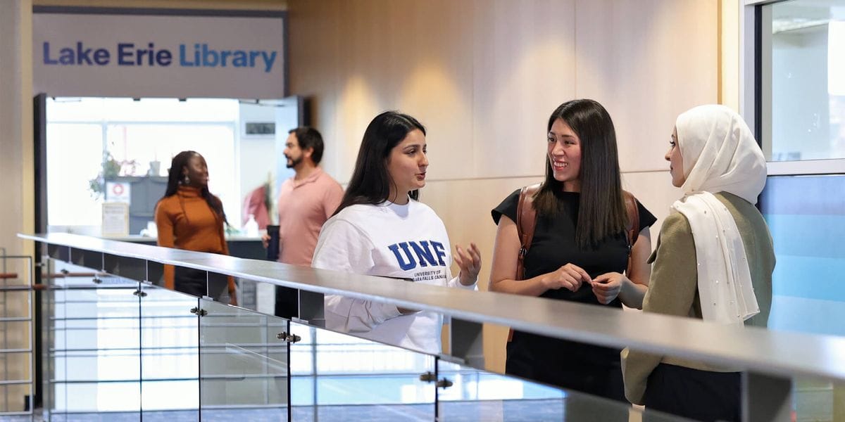UNF Lake Erie Library öğrenci alanında sohbet eden uluslararası öğrenciler